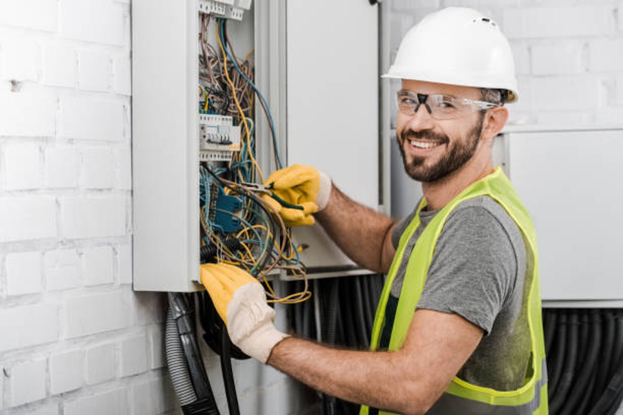 Bild Elektriker an Schaltkasten